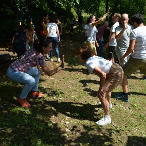 Attività di gruppo all'aperto durante un corso di lingua a Vicenza.