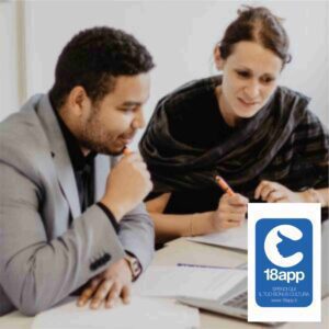 Due persone che studiano insieme durante un corso di lingua