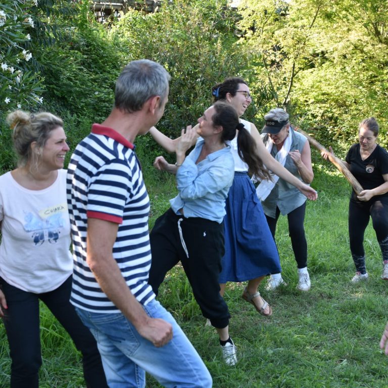 Partecipanti al workshop esperienziale di inglese presso Interlingua Formazione che si divertono all'aperto.