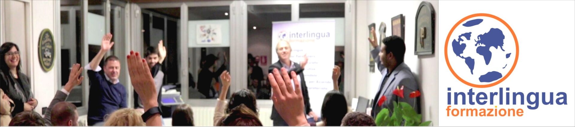 Studenti partecipano attivamente a una lezione di inglese.